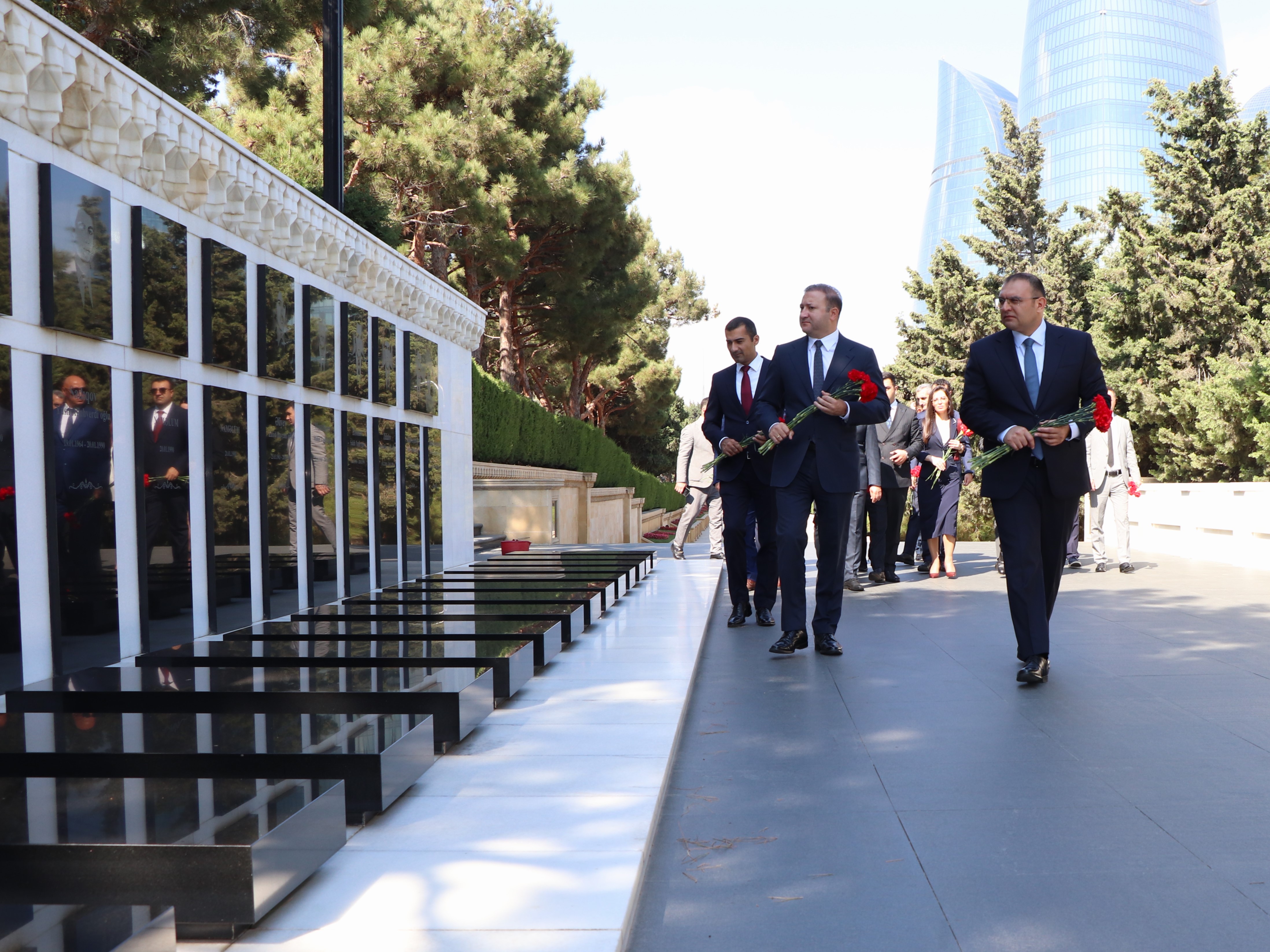 Azərbaycan Respublikasının Dövlət Ehtiyatları Agentliyinin kollektivi Agentliyin yaranmasının 3 illiyi ilə əlaqədar Fəxri xiyabanı ziyarət edib