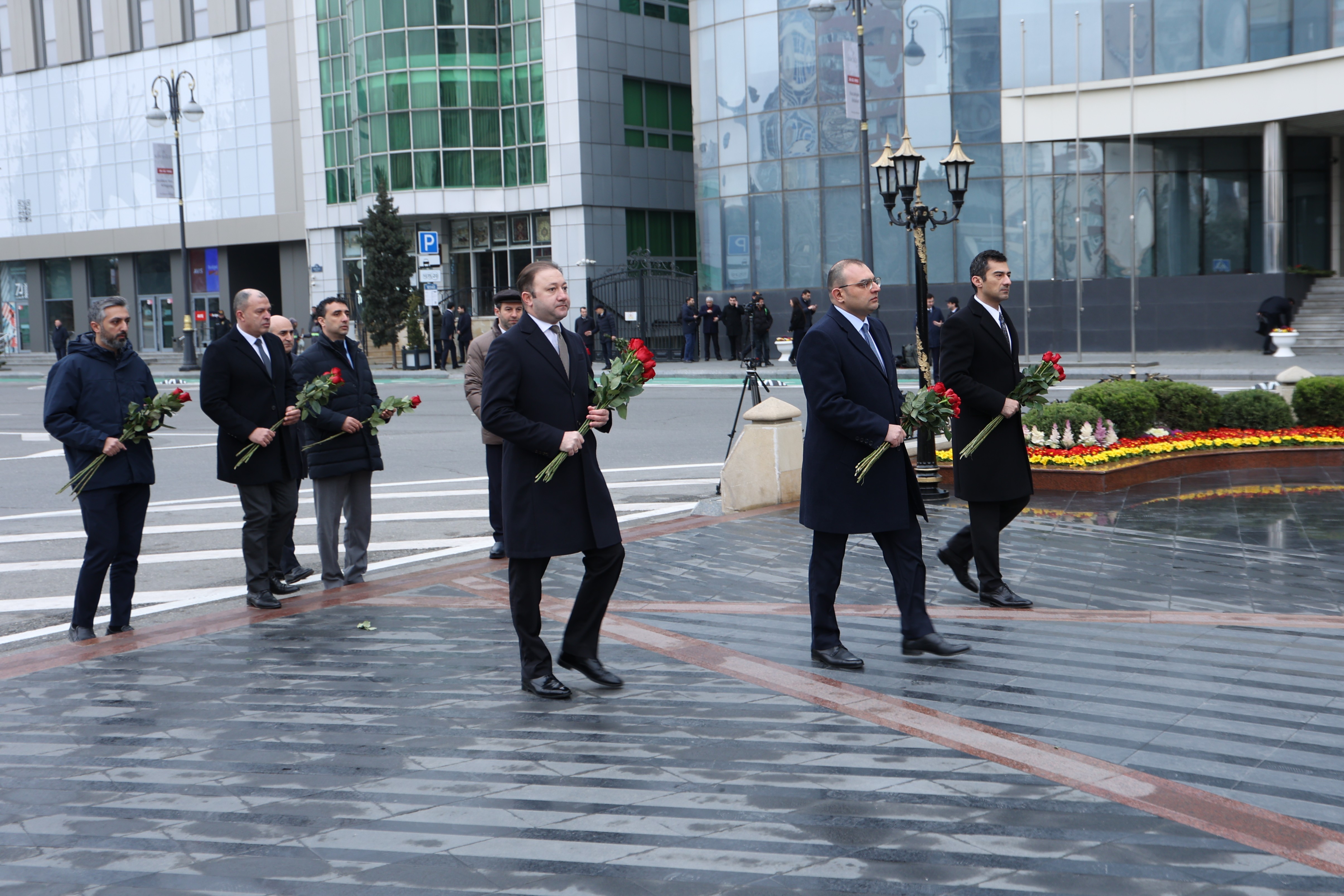 Xocalı soyqırımının 34-cü ildönümü ilə əlaqədar Azərbaycan Respublikasının Dövlət Ehtiyatları Agentliyinin əməkdaşları Xocalı soyqırımı abidəsini ziyarət ediblər